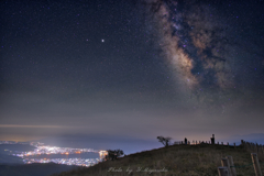 地元の夜景と天の川