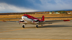 カナダから飛んできた赤いプロペラ機