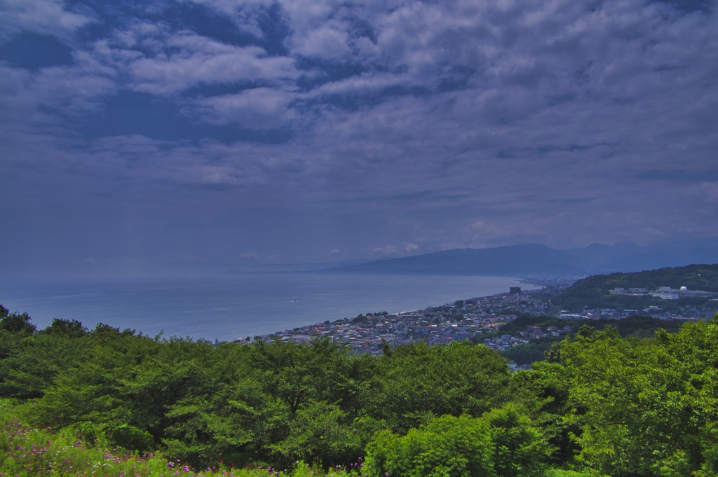 吾妻山公園から眺めた海と街並み