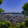 緑のフレームから覗く湘南の街並み