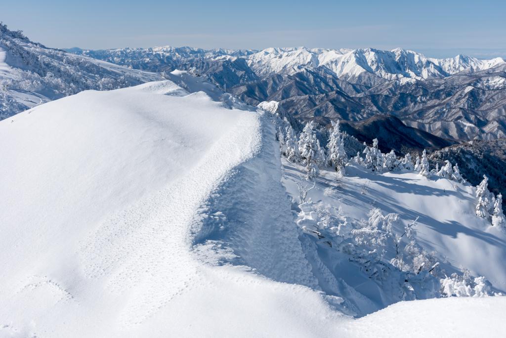 雪と風の造形物