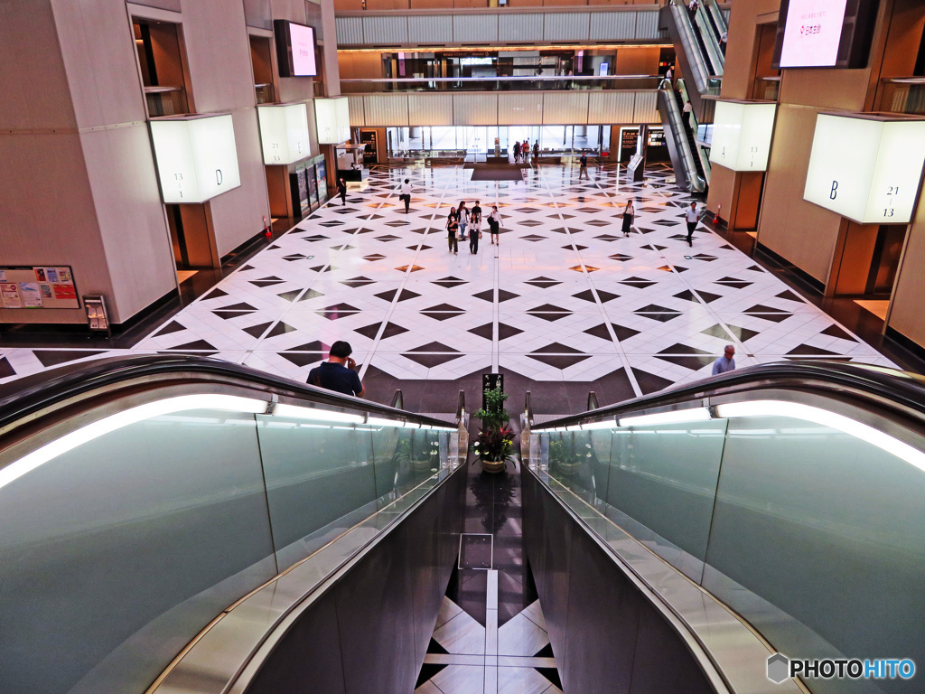 エスカレーターで降りる