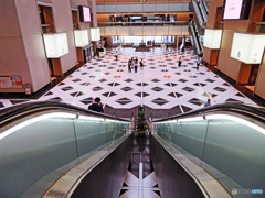 エスカレーターで降りる