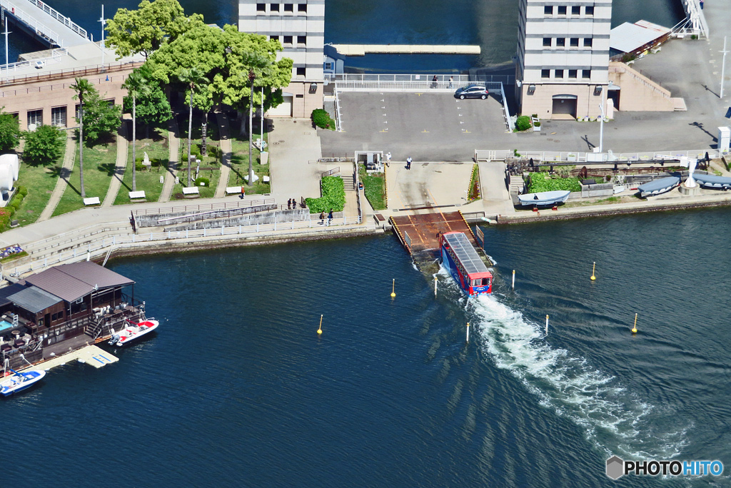 水陸両用車 陸に上がる瞬間です