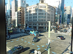 銀座ショール－ムより和光ビルを見る