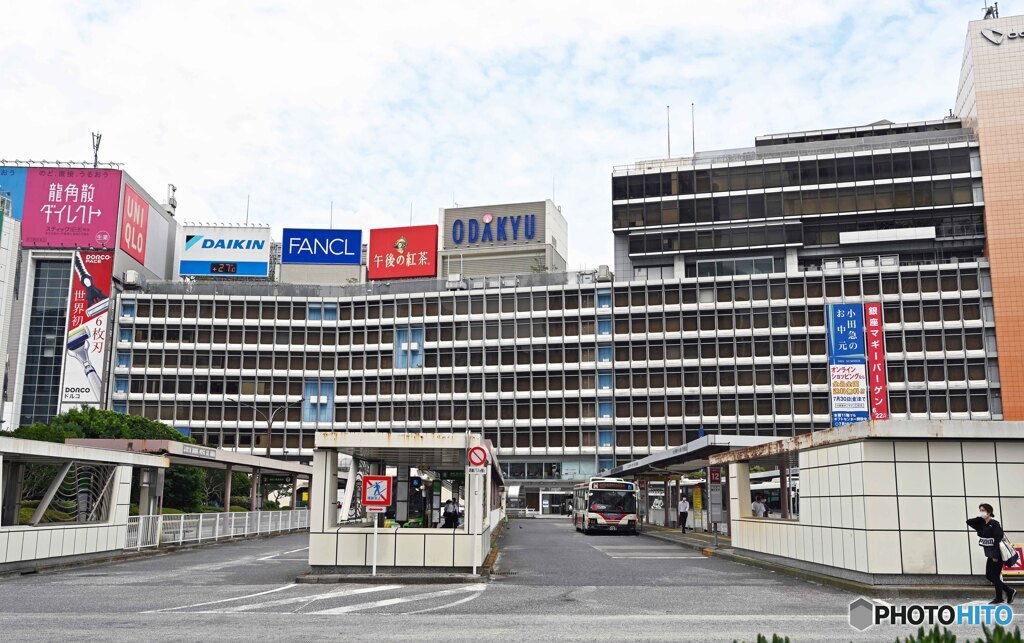 新宿バスターミナルと小田急デパ－トを見る