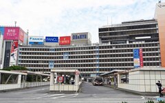 新宿バスターミナルと小田急デパ－トを見る