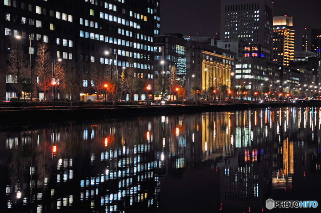 夜景～お堀端に反射する灯かり