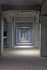 夜の高架歩道下