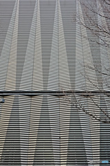 窓が見当たらないビル