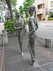 ニケと二コラの像