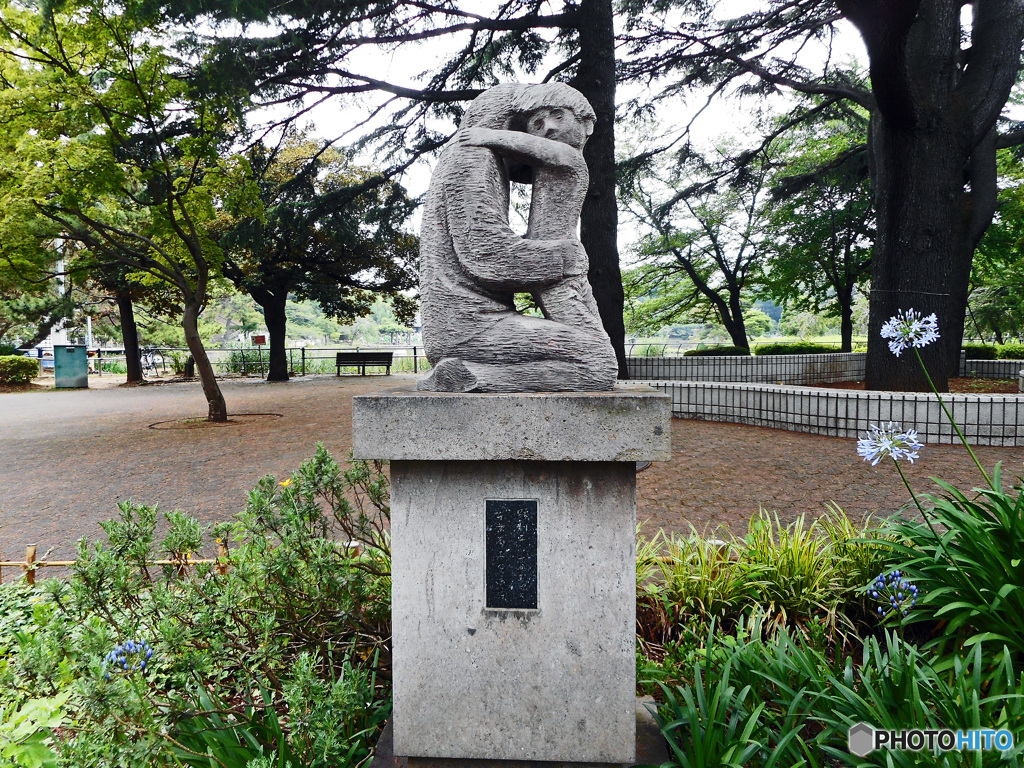 公園の入り口有った　母と子の像です