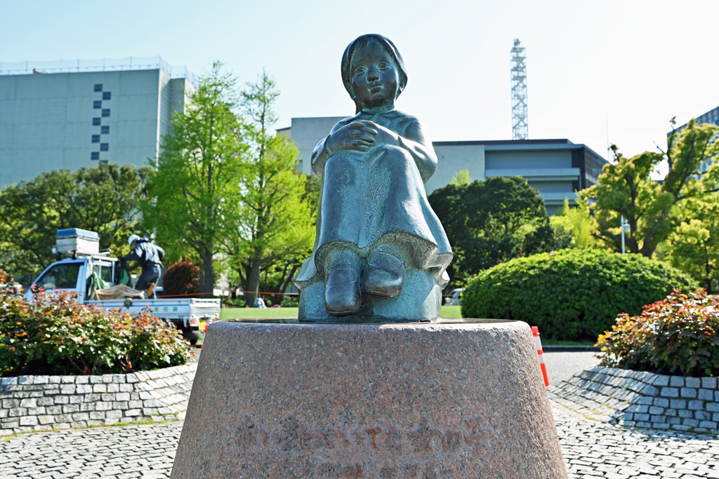 赤い靴を履いた女の子