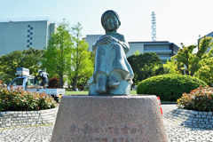 赤い靴を履いた女の子