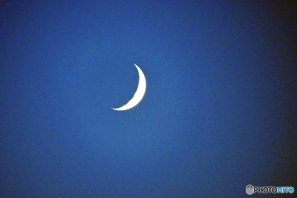 今宵の月は綺麗な三日月です