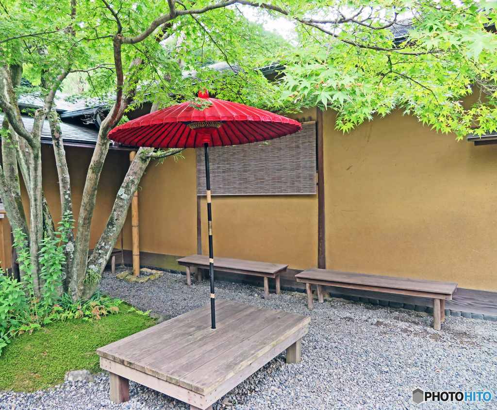 赤い傘のある風景