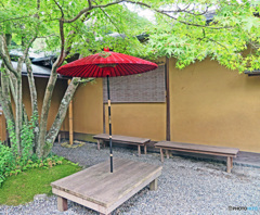 赤い傘のある風景