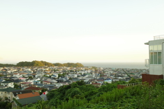 海を見下ろす
