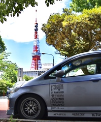 東京タワーと車