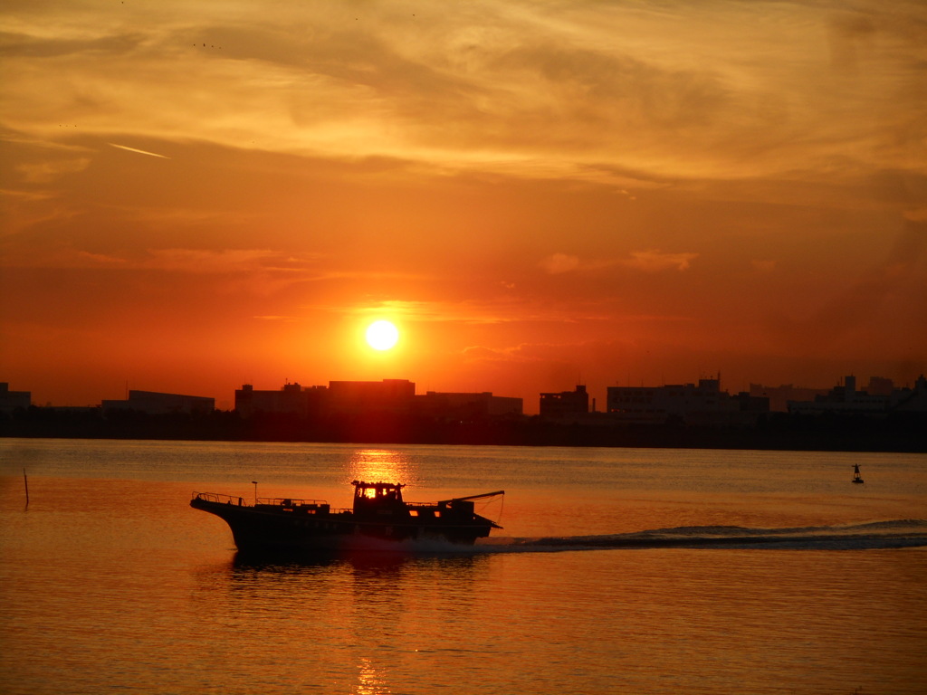 船と夕陽