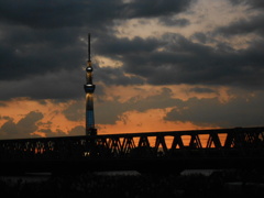 橋梁とスカイツリー夕景