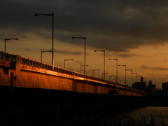 橋を照らす夕陽