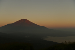 染まる晩夏の富士　明神山