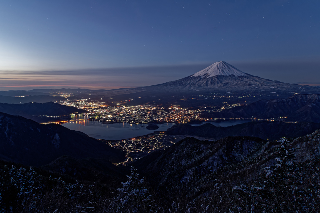 春雪の夜明け