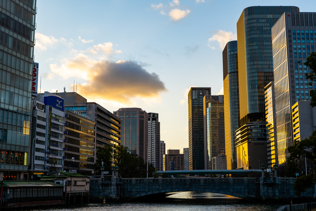 夕日を受けるビル群