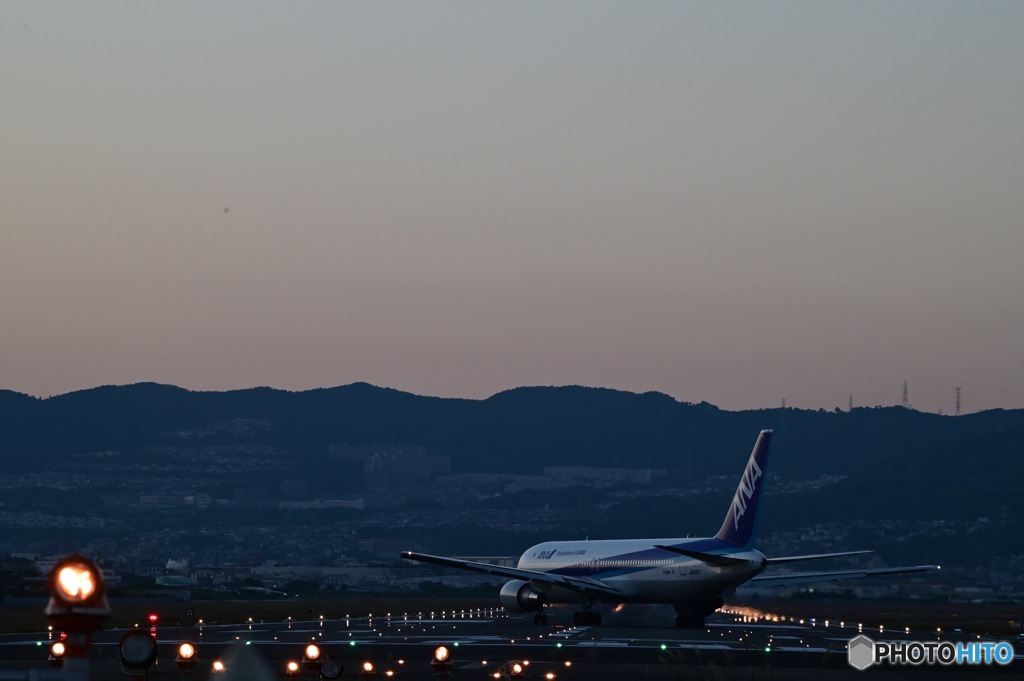 夕暮れ出発前の飛行機
