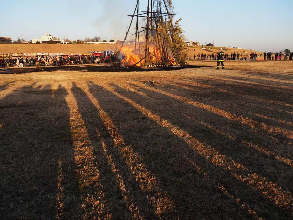 「どんど焼き」 囲む人・人・人