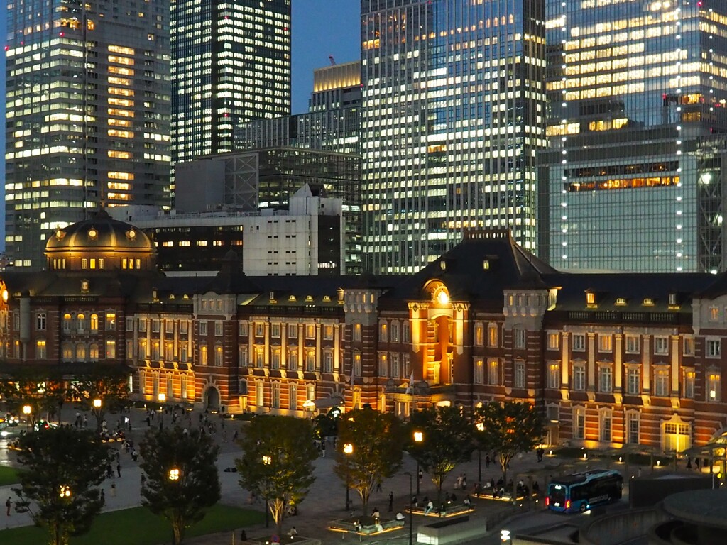 夕暮れ時の東京駅