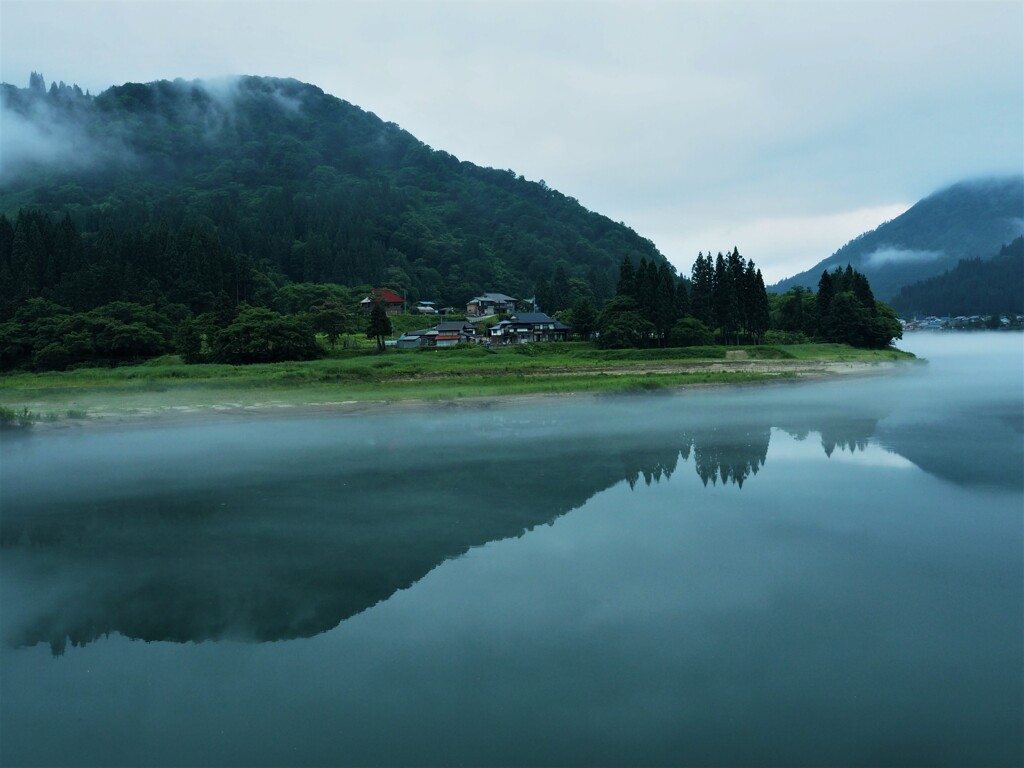 川霧が漂う初夏の只見川