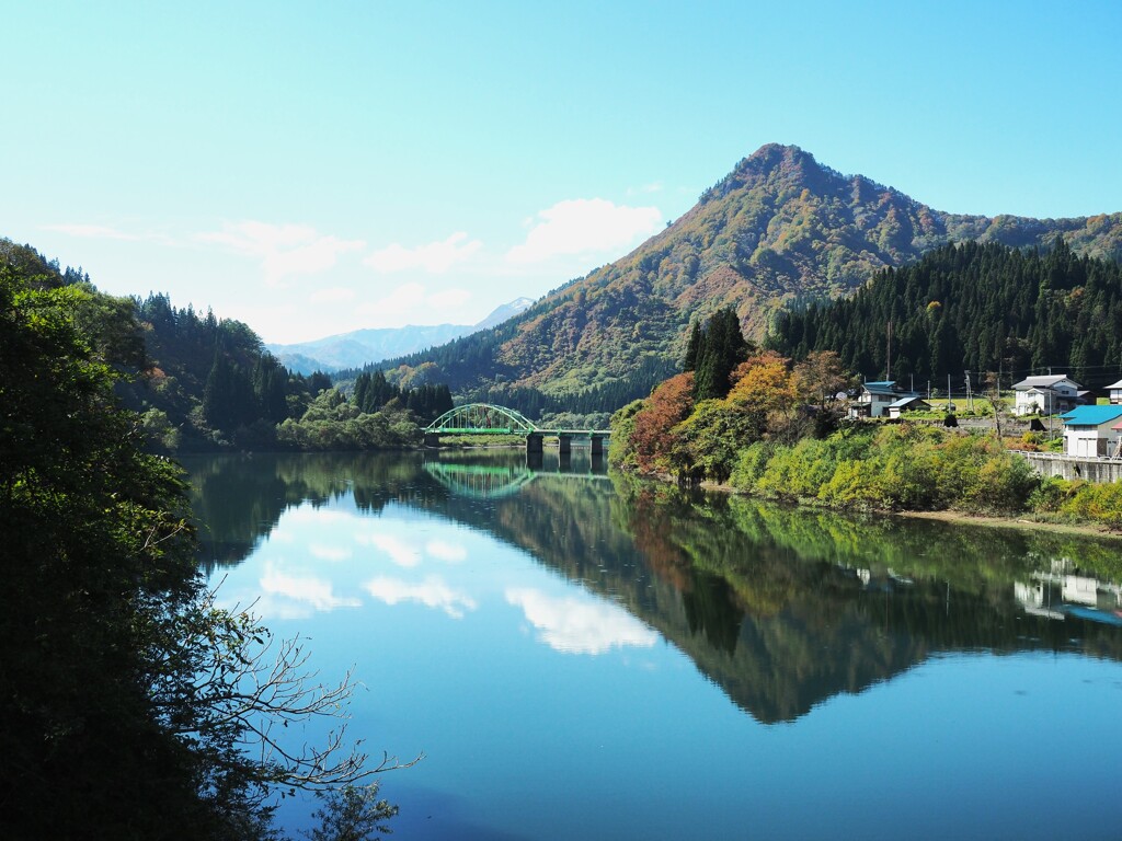 只見川と蒲生岳