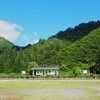ポツンと駅舎