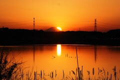 富士山の右肩に夕陽。。。