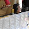 たこ焼き　待つ人