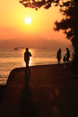 夕暮れの家族