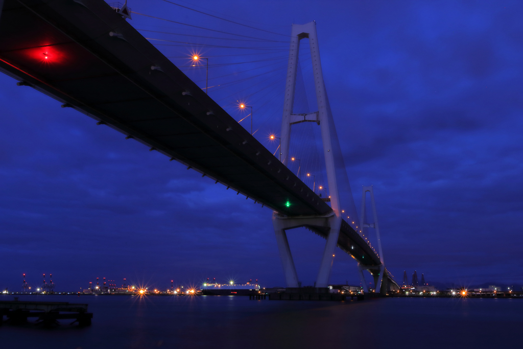 夜明け前の伊勢湾岸道