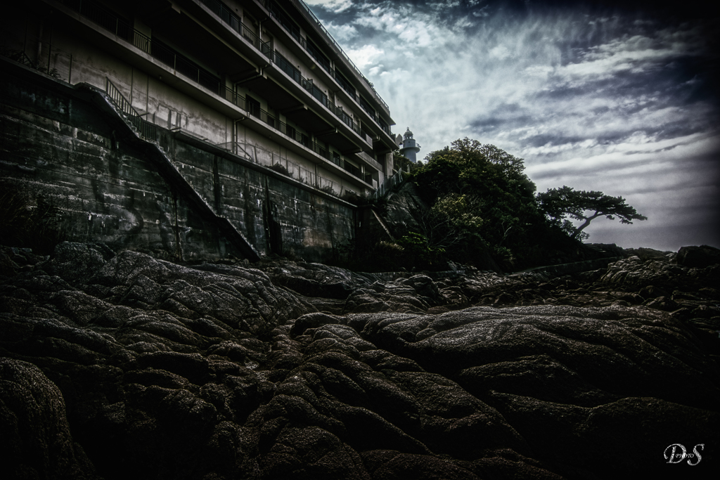 寂れ旅館と岩礁