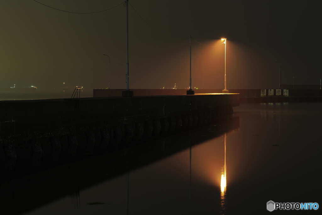 雨上がり、夜の漁港
