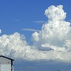 屋根より高いもこもこ雲