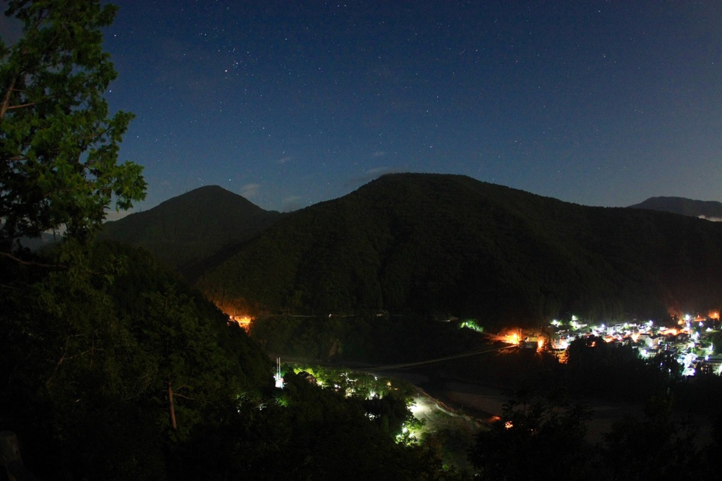 村の明かりと星空