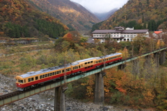 紅葉の立山とダブルデッカーエクスプレス