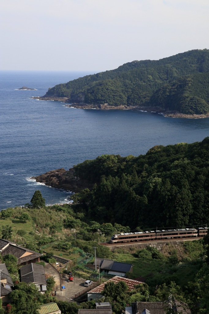 海を背に