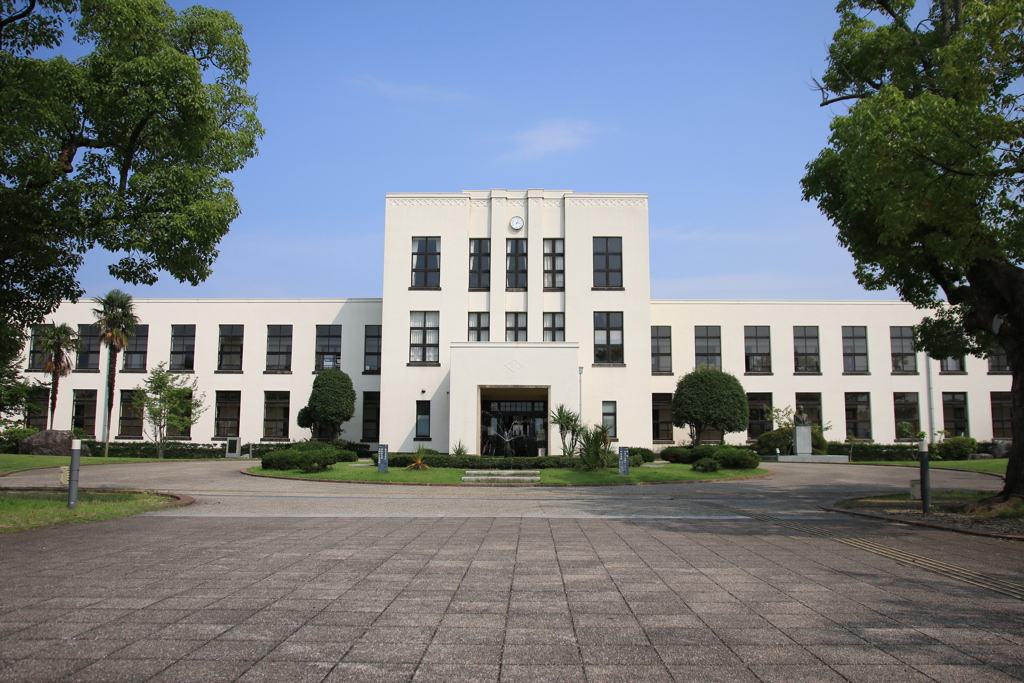 白亜の小学校