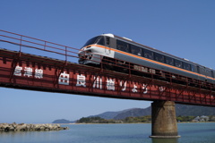 由良川橋梁を渡るKTR8500