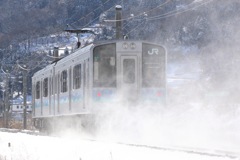 雪を蹴り上げて…