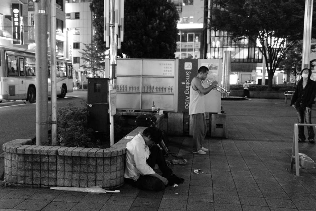 高円寺駅前、トランペッター