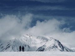 雪山と人